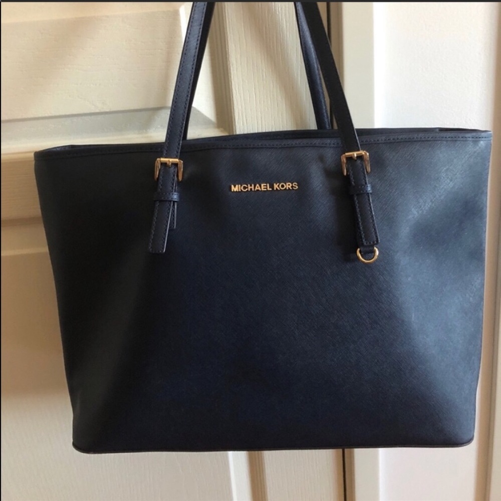 Michael bag large can fit laptops